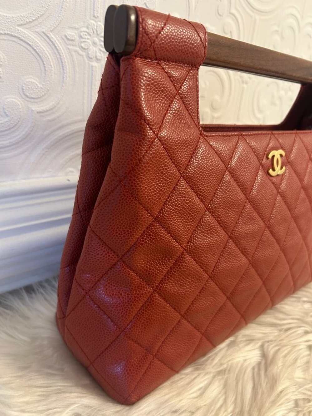 CHANEL Wood Handle Tote in Red Caviar - Picture 4 of 17